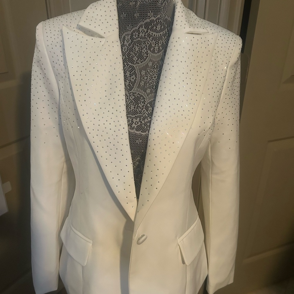 Main Strip White Blazer with Structured Shoulders